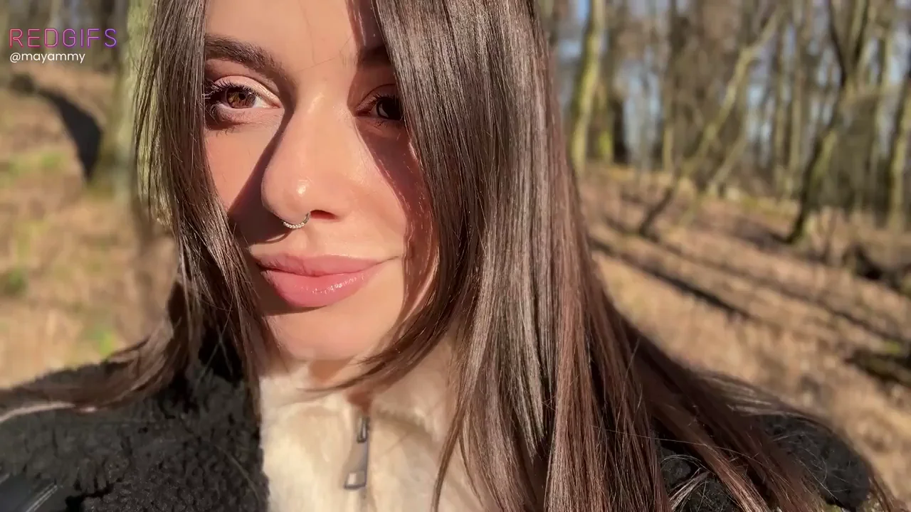 Petite Teen Begs 'Fuck Me on Camera' in Public Woods 😈🌳🍑
