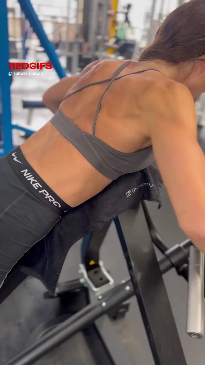 Fit Babe Teases Front View After Back Flex on Gym Machine