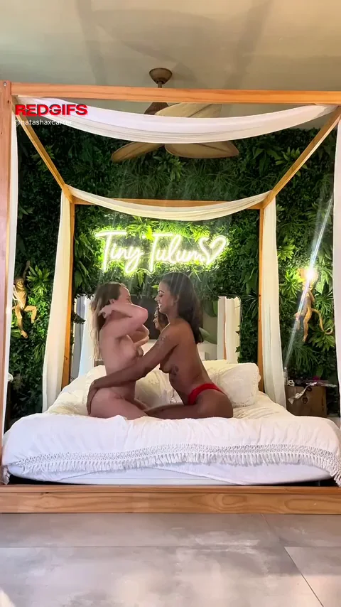 5’0 and 6’3 girl making out