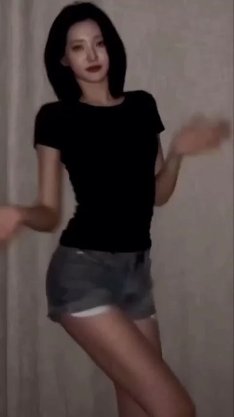Hwiseo from H1-Key Shaking Her Tight Fucktoy Ass 🍑🔥