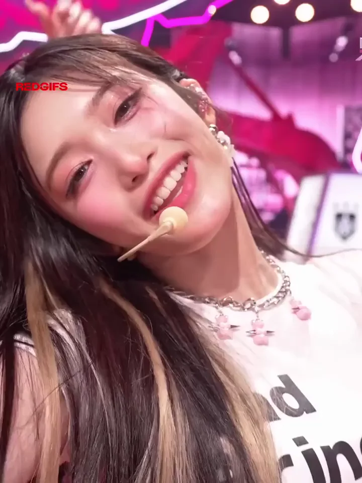 🔥 Leeseo from IVE Teasing in Tight Shorts & Crop Top 😈💦