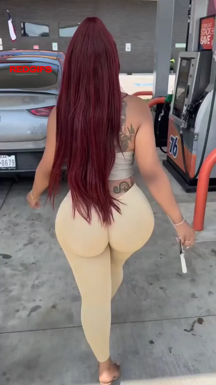 Getting gas and shaking 🍑