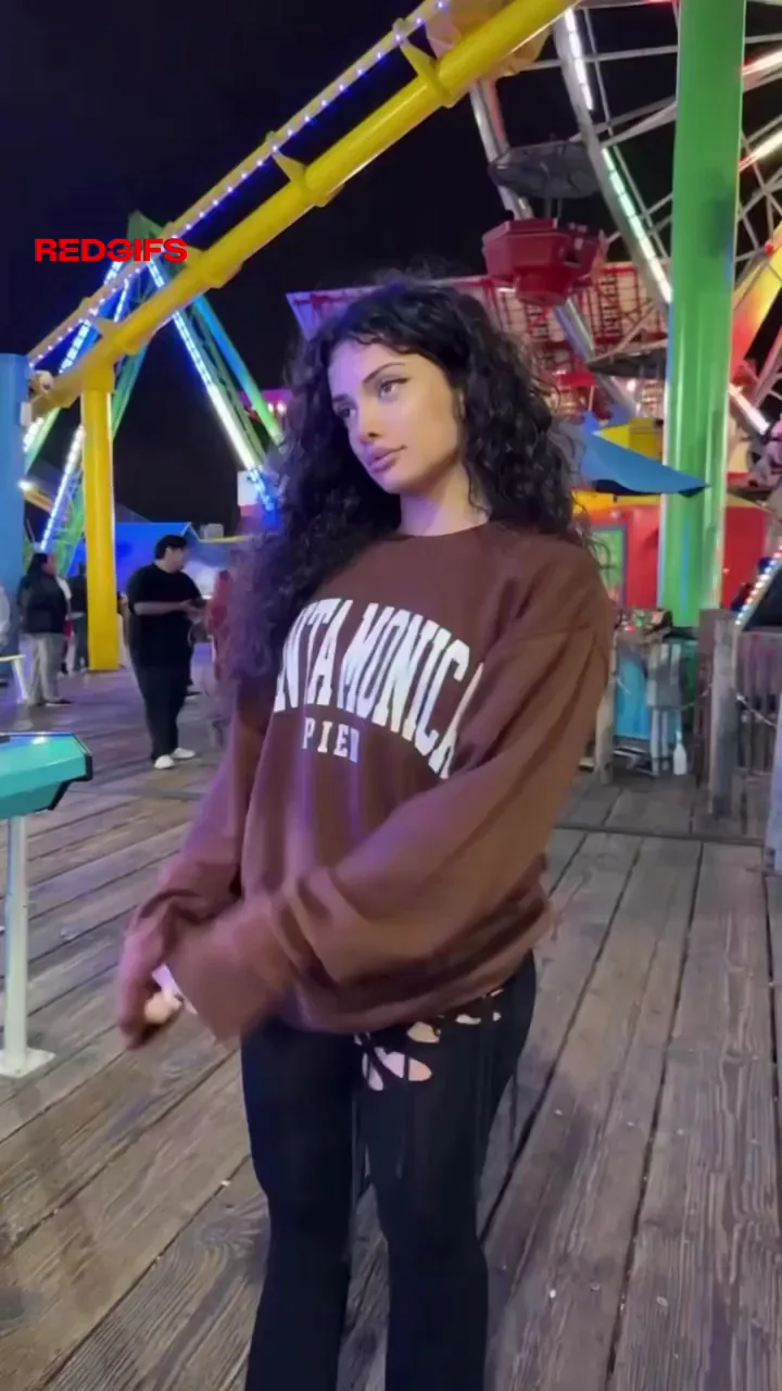 Peach 🍑 Baddie Shaking That Fat Ass at the Fair 🎡🔥
