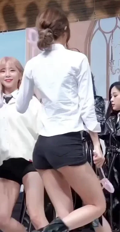 Yoohyeon's Slutty Schoolgirl Ass Tease - Dreamcatcher Fap Fuel