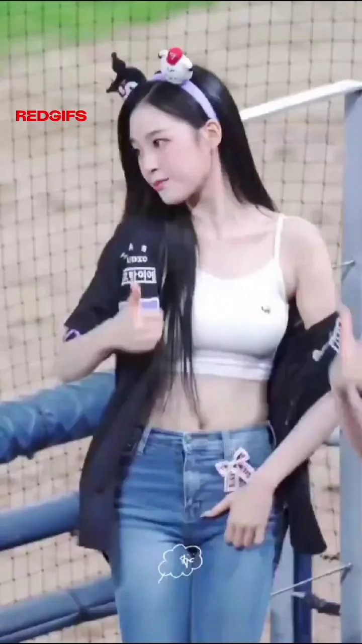 🔥 Jiyeon from tripleS Teasing Tits in Tight Crop Top 😍🍒