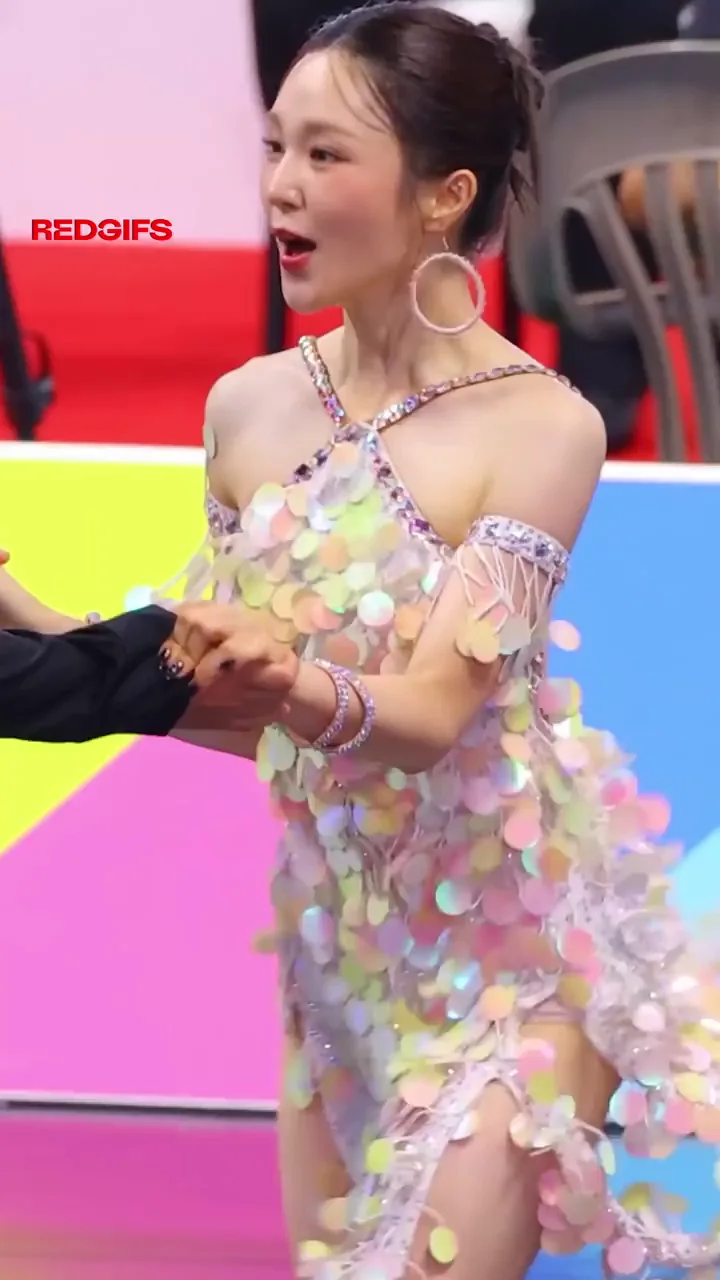 🔥 WOOAH Nana's Slutty Sequin Twerk & Ass Bounce 😍🍑