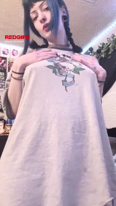 7/10 Goth Slut Begs for Your Creampie 🍆💦