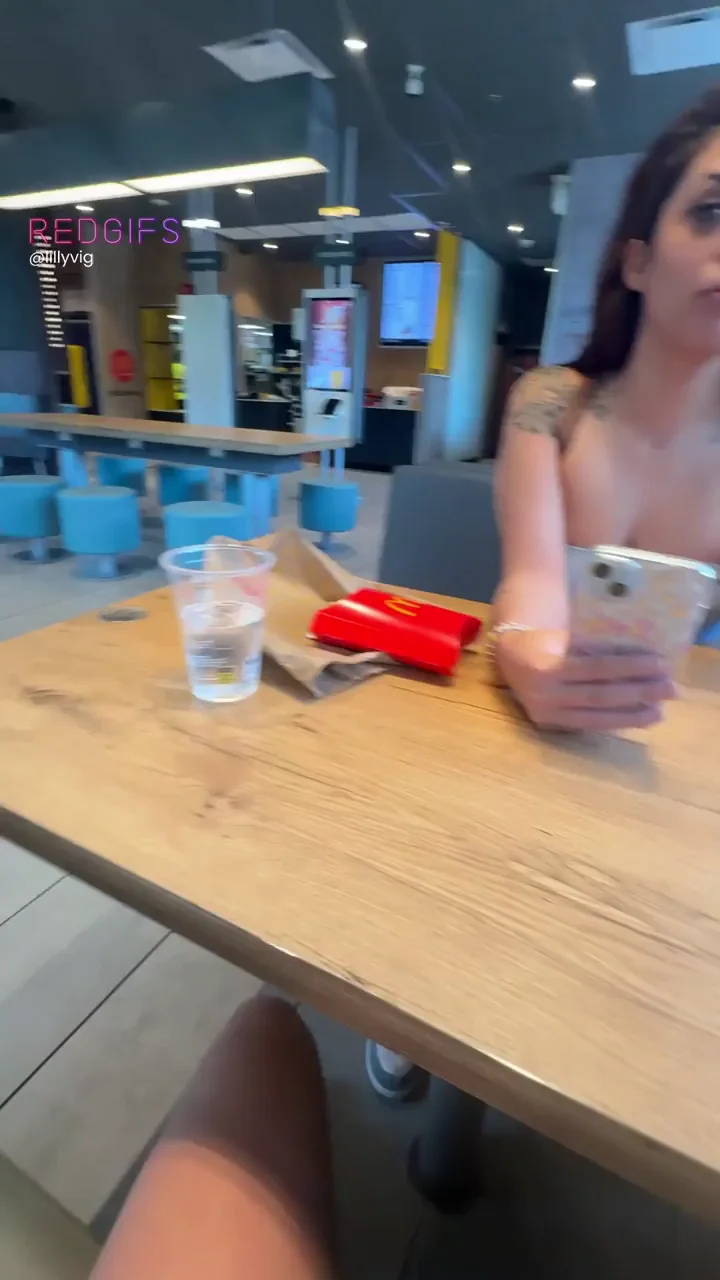 Lilly Vig's Wild Public Diner Squirt Show 😈💦🍽️