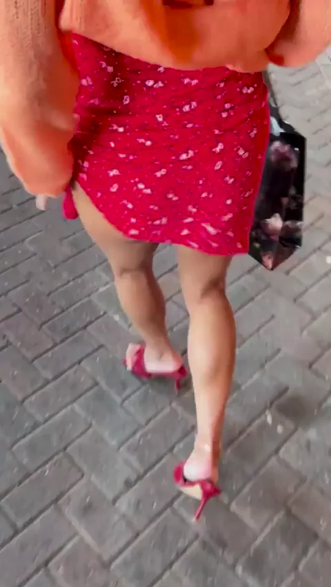 45yr married mom that loves flashing guys at the mall. If I flashed you, how long till you've taken me in a back alley and dripping out of me.