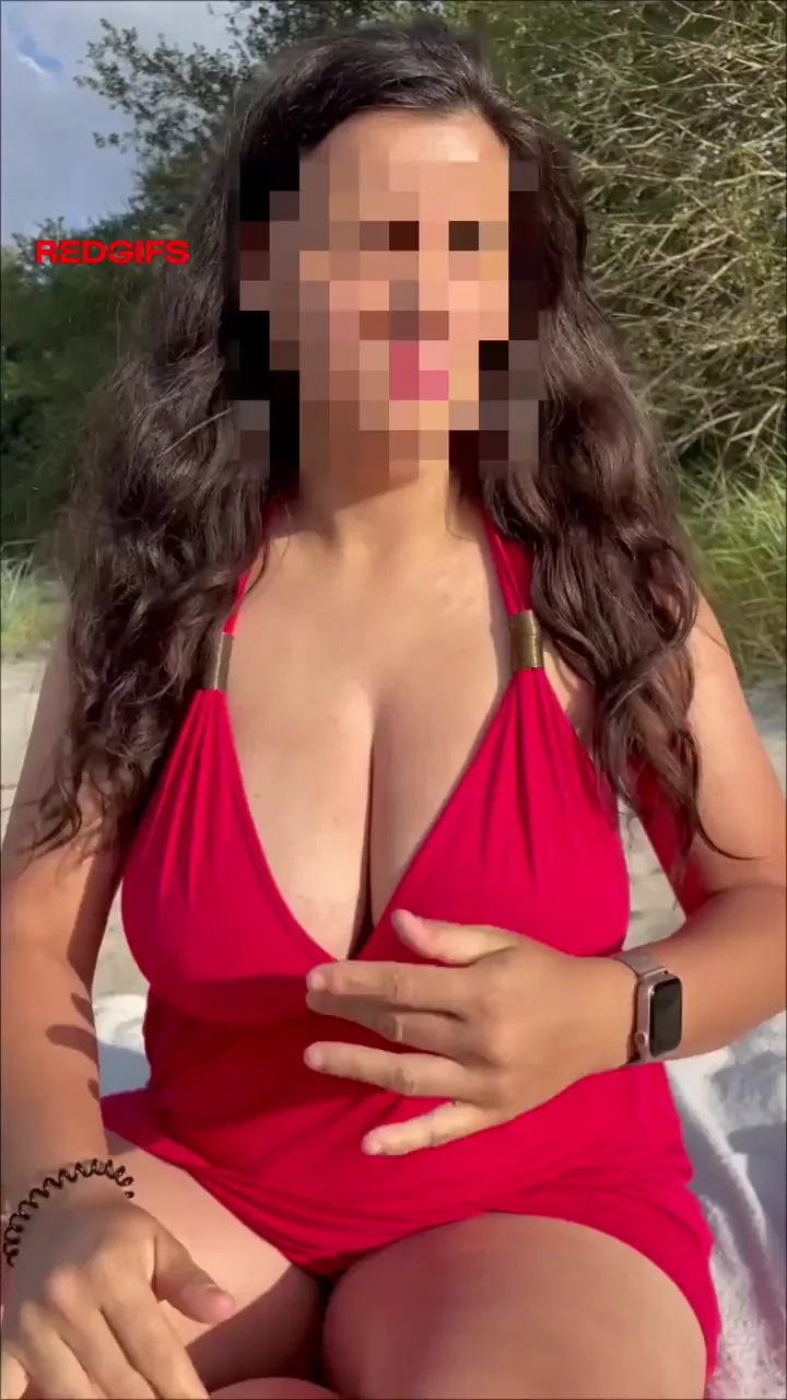 I love wearing dresses without a bra so I can easily show off my titties. 😘