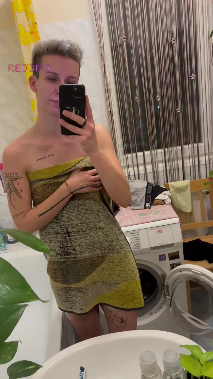 Towel Slips Off My Slutty Body in the Bathroom 😈🤤