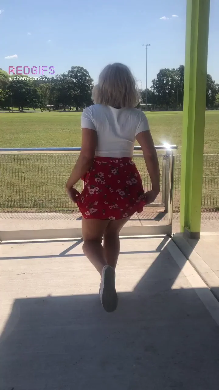 Cheeky Public Ass Flash 🍑🔥