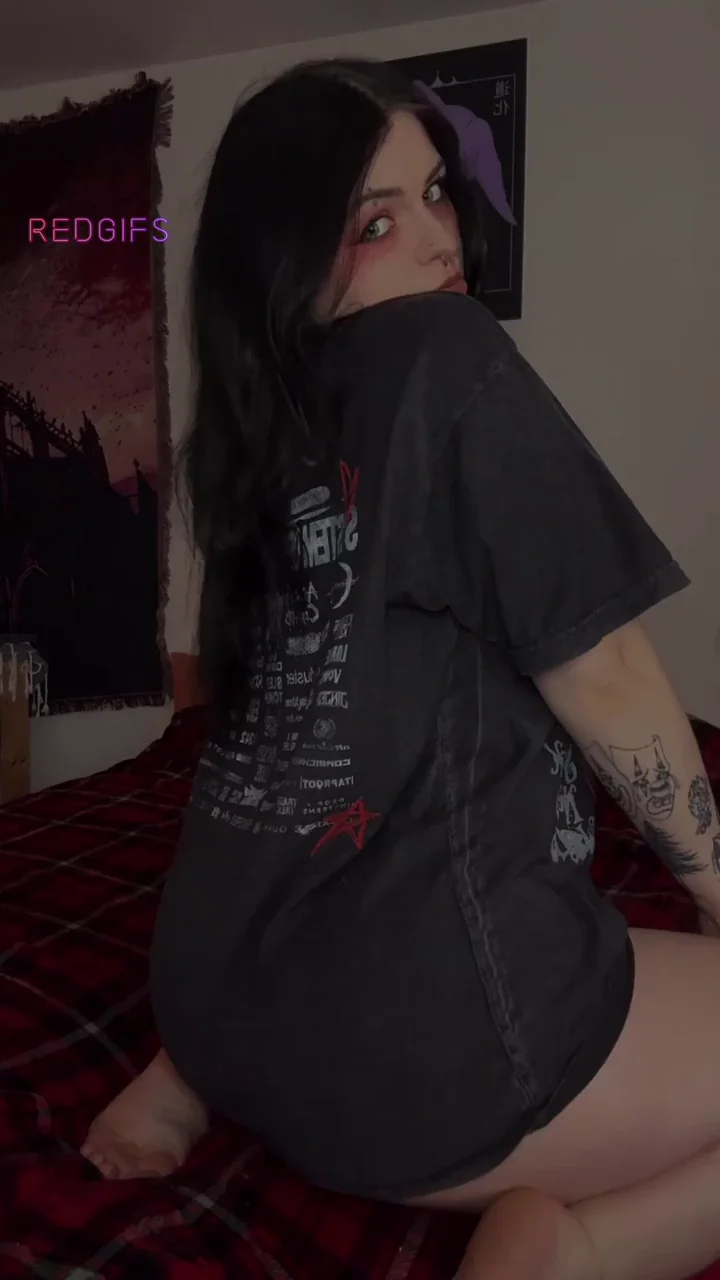 Daytime Full Moon 🍑🔥 Goth Babe's Massive Ass Reveal