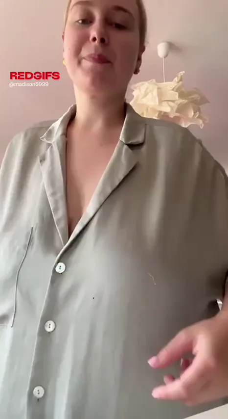 Cheating MILF Teases Redditors with Her Massive Tits 💋🔥