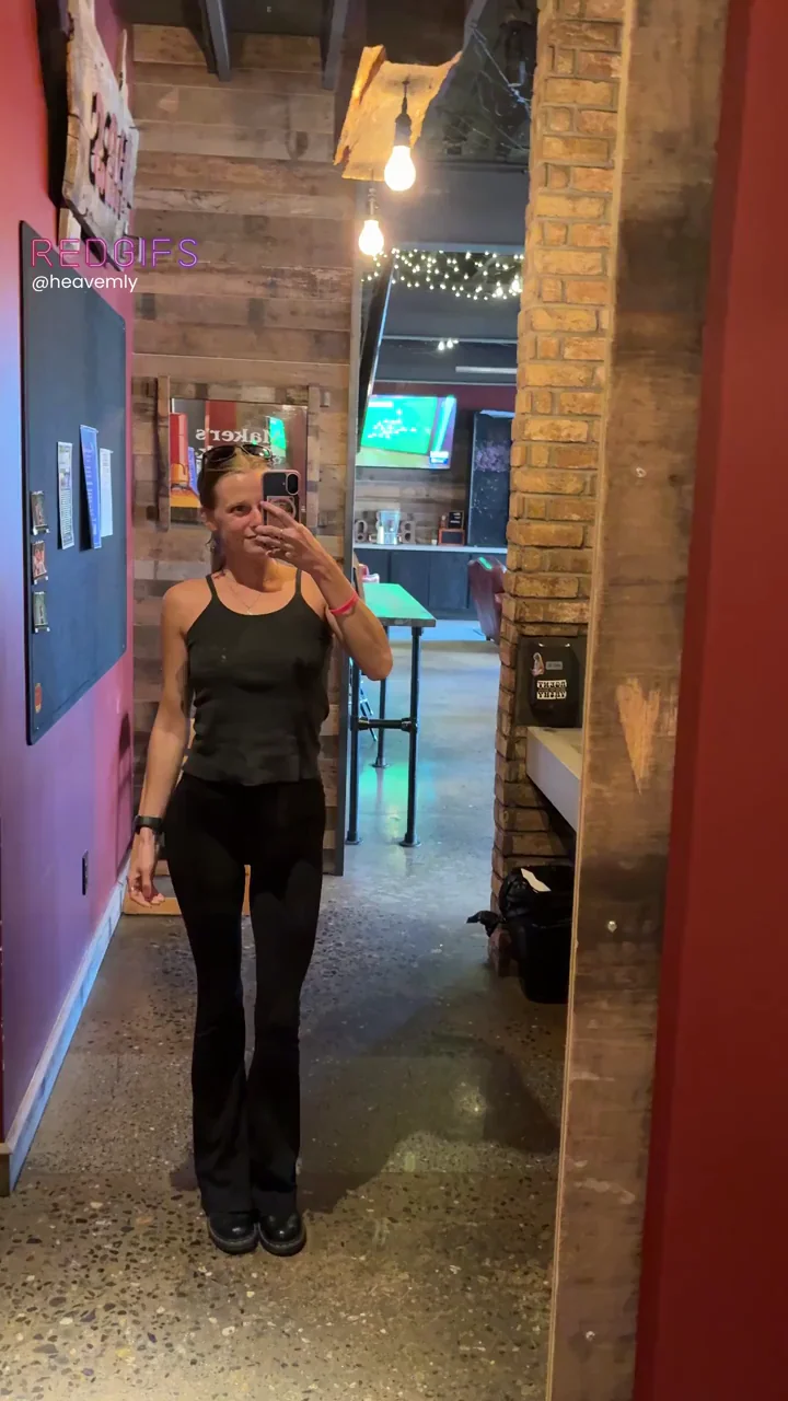 Bush &amp; boobs at the bar! [gif]