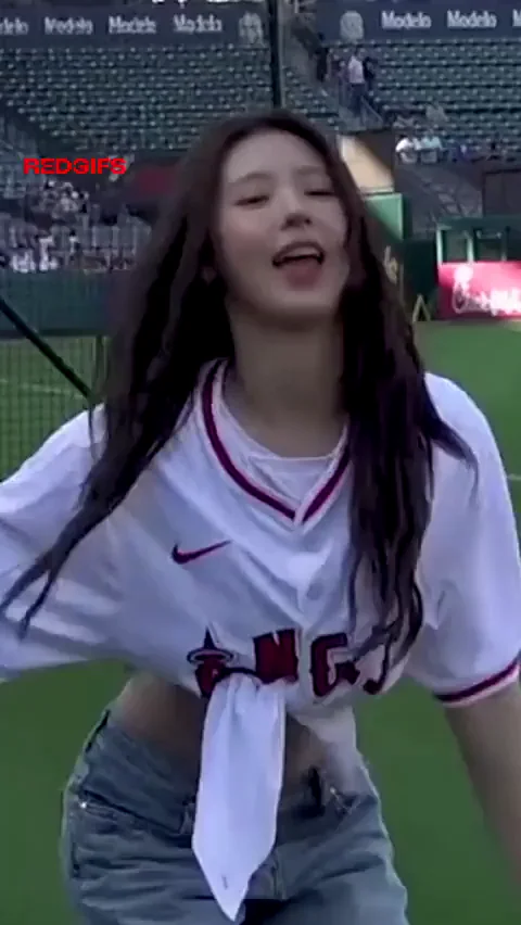 Miyeon (I-DLE) Stadium Slut Tease 💦⚾️🔥