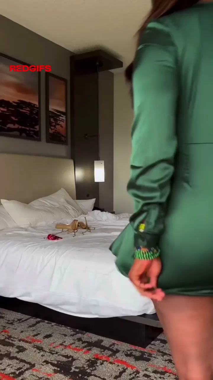 🍑 Curvy TikTok Thot's Tight Green Dress Tease 💚🔥