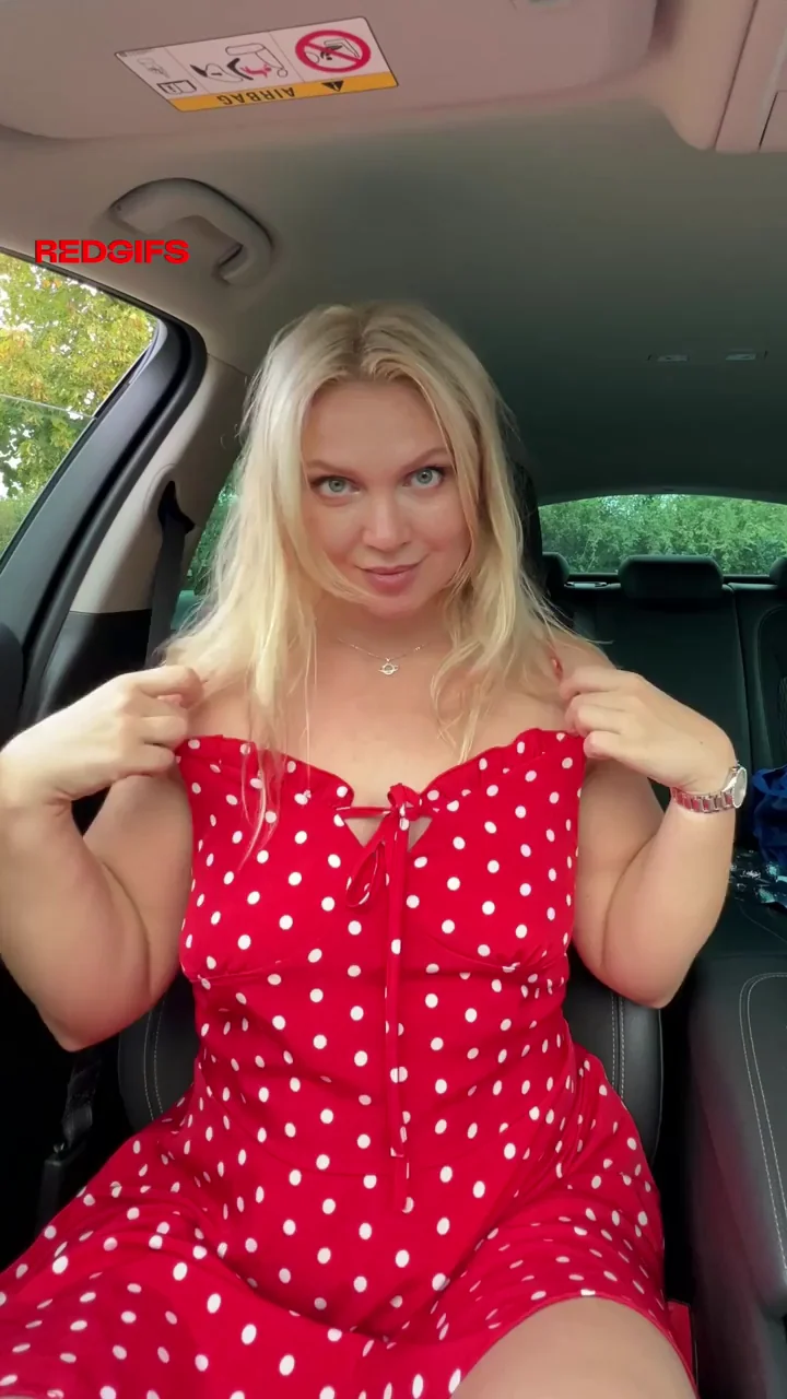 Blonde MILF Car Flashes Perfect Natural Tits 😍🍒