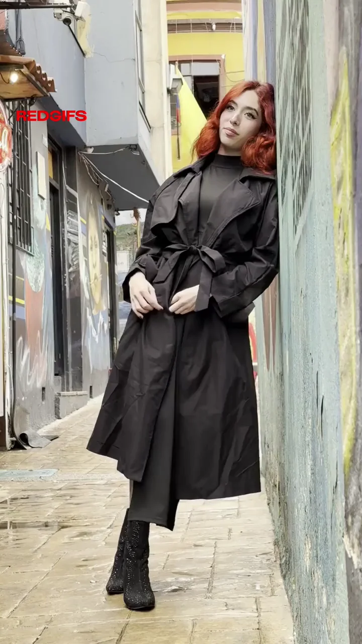 🔥 Redhead Slut Rushes Thrill Flashing Wet Pussy in Alley 😈