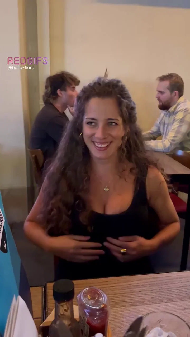 flashing in the pub [GIF]