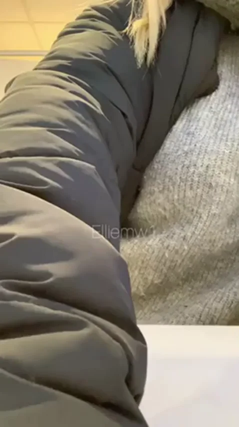 Flashing my D’s at the airport 👀 [gif]