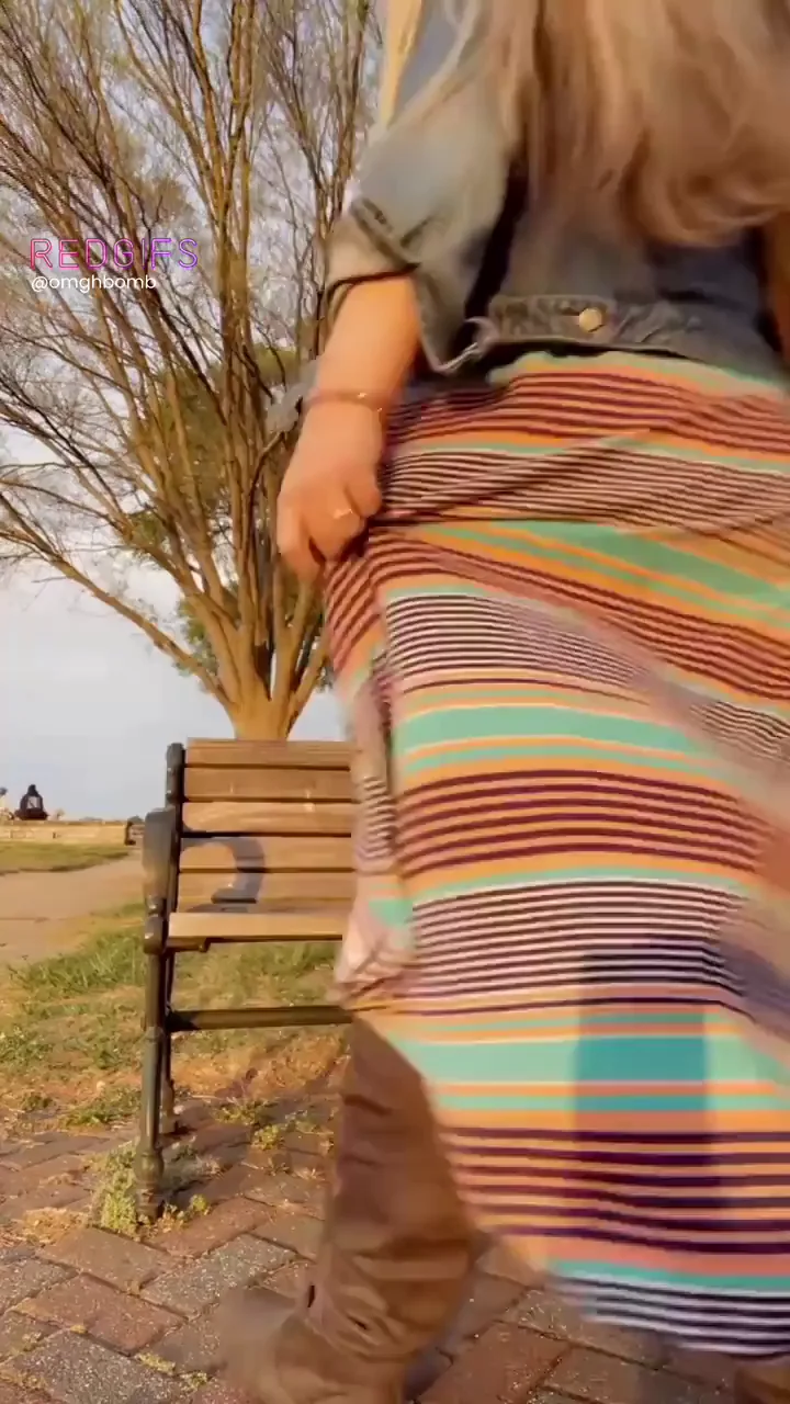 Couldn’t Resist Flashing My Juicy Ass in Public Park 😈🍑