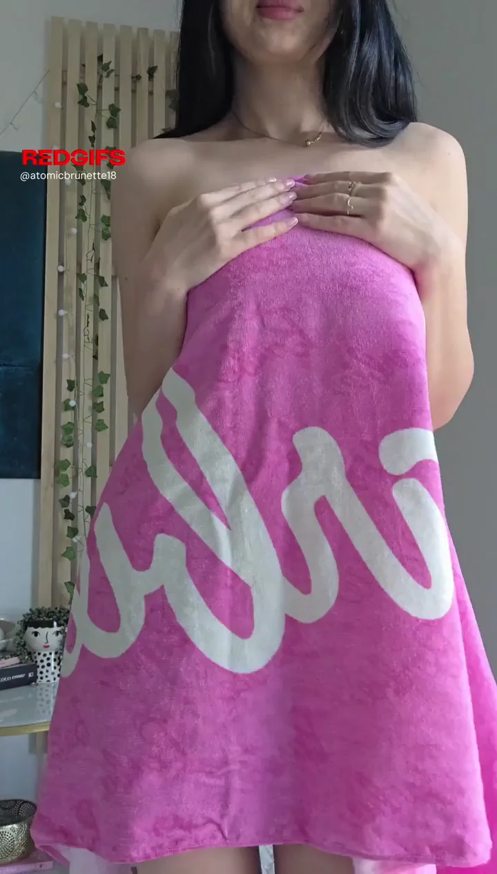 Naughty Asian Babe Drops Towel & Flashes Juicy Tits & Pussy 😈💦