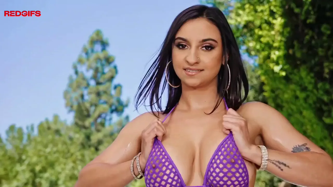 Hailey Rose Drenches Her Massive Tits in Spit for Cleavage Cramming