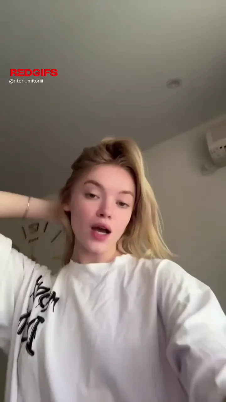 💕 Blonde Teen TikTok Slut Flashes Perky Tits & Cameltoe 😍🔥