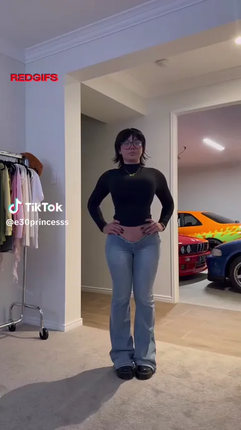 🔥 Electric TikTok Thot Shakes Her Juicy Ass in Garage 😈