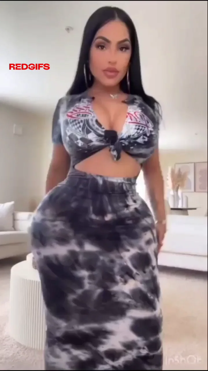 Barbie Booty Bombshell: TikTok Thot's Massive Ass Tease