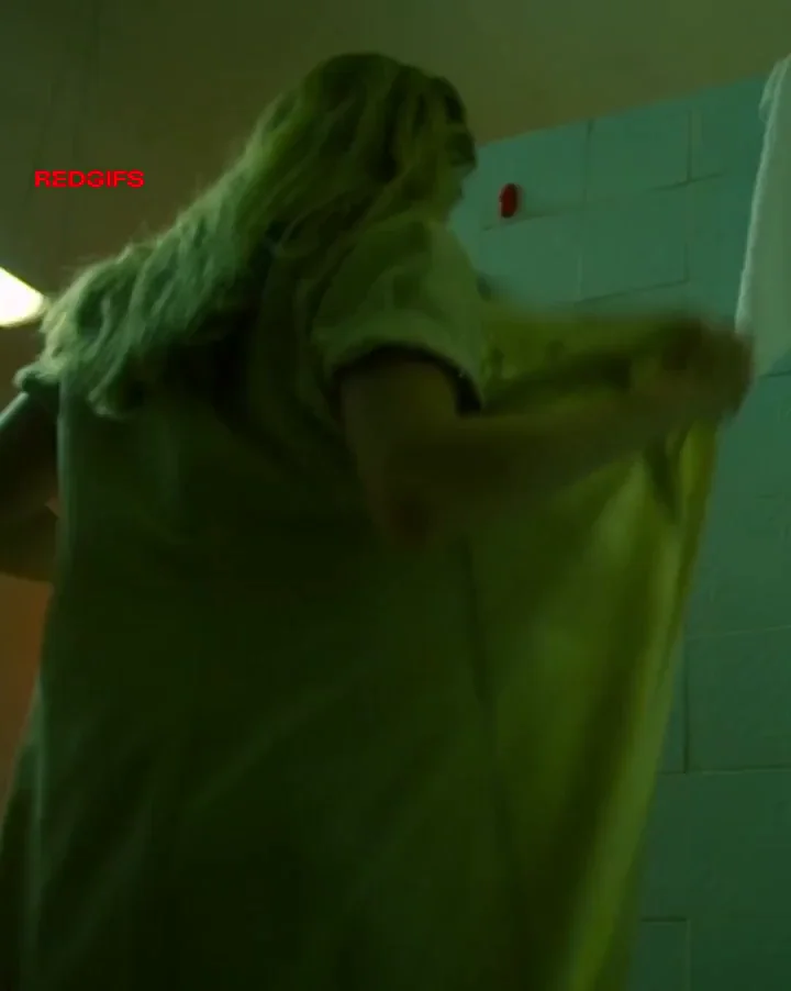 Tatyana Struzhenkova's Steamy Bathtub Tease 🍒💦 (Pishcheblok 2021)