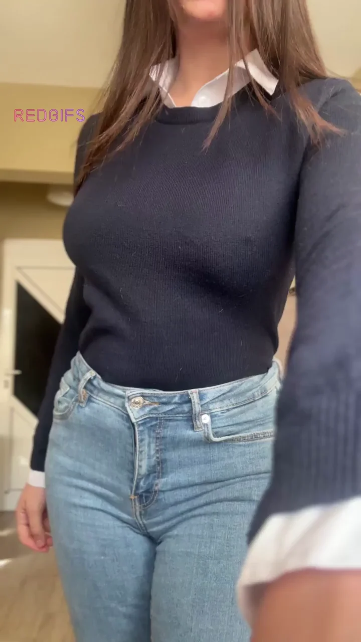 🔥 Curvy Babe Strips Nude & Teases Tits 🍑💦