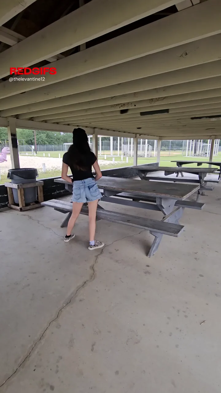 Park Slut Flashes Phat Ass Under Pavilion 😂🍑