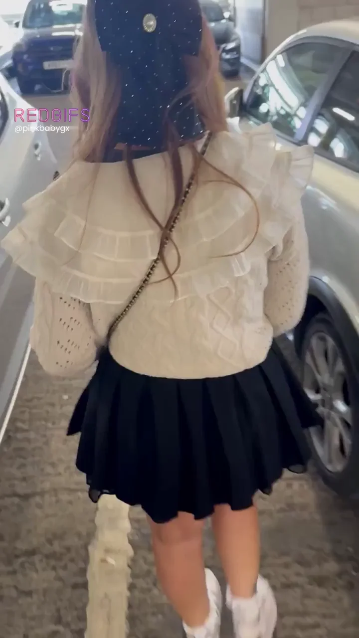 Super Short Skirt No Panties Flash in Parking Lot 😈🍑