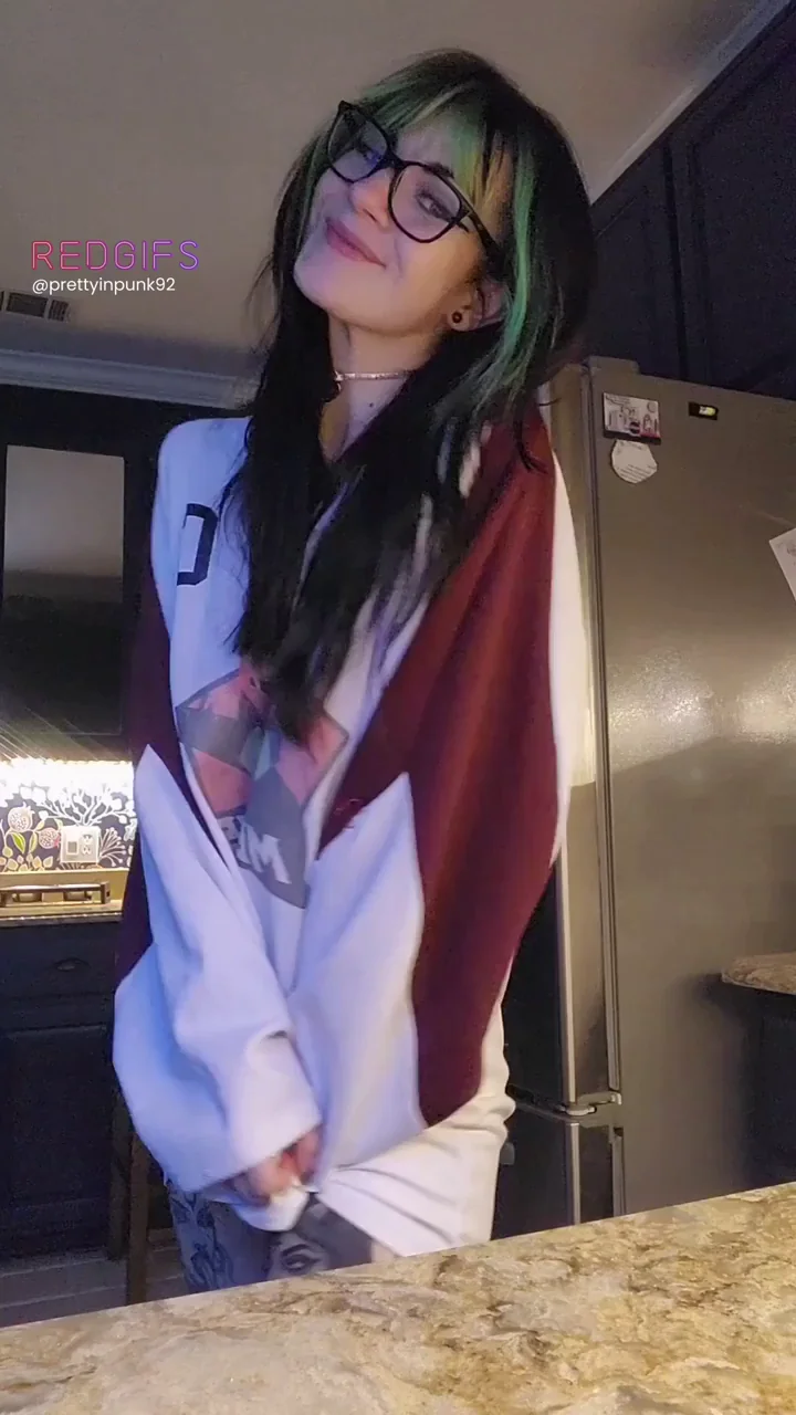 Goth Babe Teases Face-Sitting While Watching Hockey 🏒🍑👅