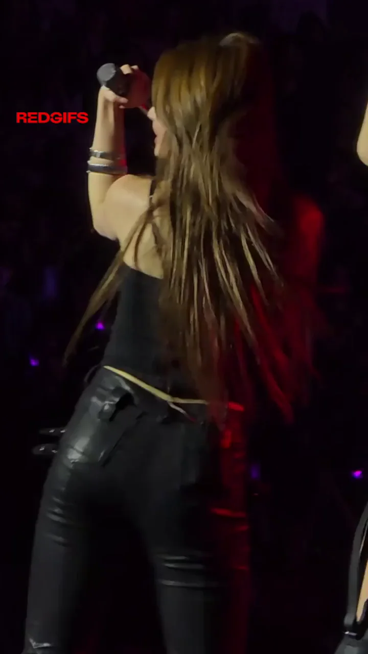 Yunjin LE SSERAFIM Ass Tease in Shiny Leather Pants 🔥🍑
