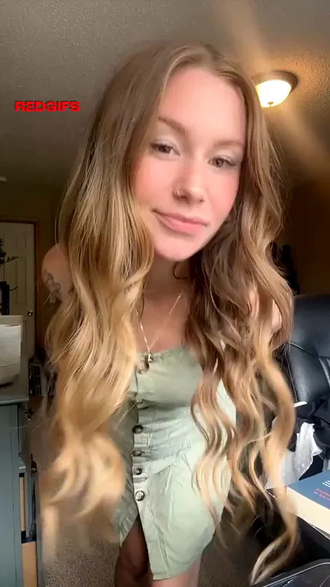 do you think preggo mamas should wear undies with a dress? 🥰😇