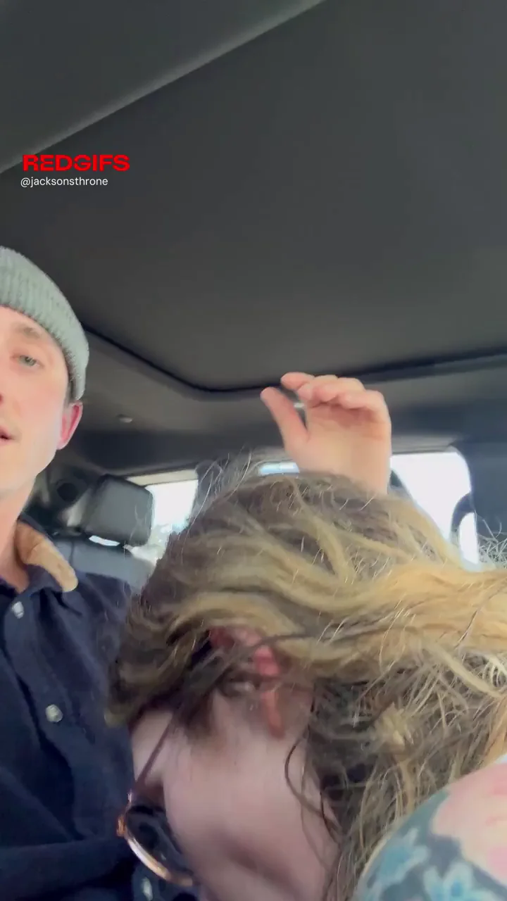 First date car blowjob at the ☕️ shop! 😋