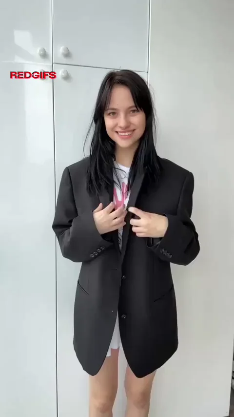 💝 Petite TikTok Brunette Tease Flashes Natural Boobs 😈🍒