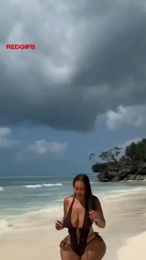 Thick TikTok Thot's Juicy Beach Tits & Ass Tease 🍑🌊💦