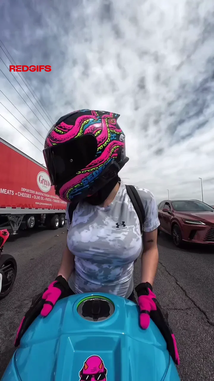 Riding titties