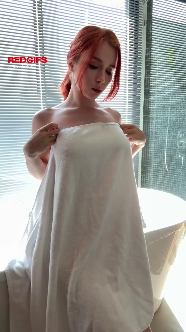 🔥 Redhead Babe's Towel Titty Drop Reveal 😍🍑