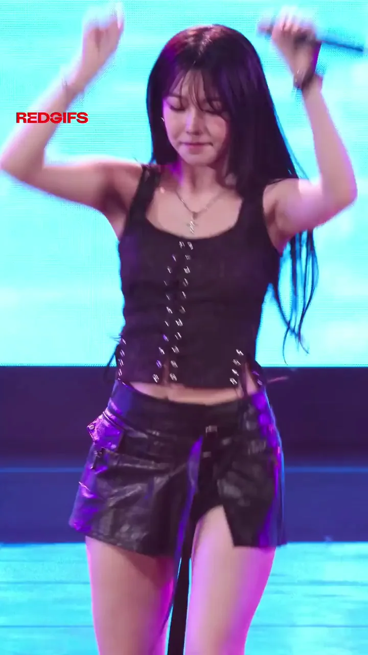 fromis_9 Jiheon's Thigh-Teasing K-Pop Slutstrut