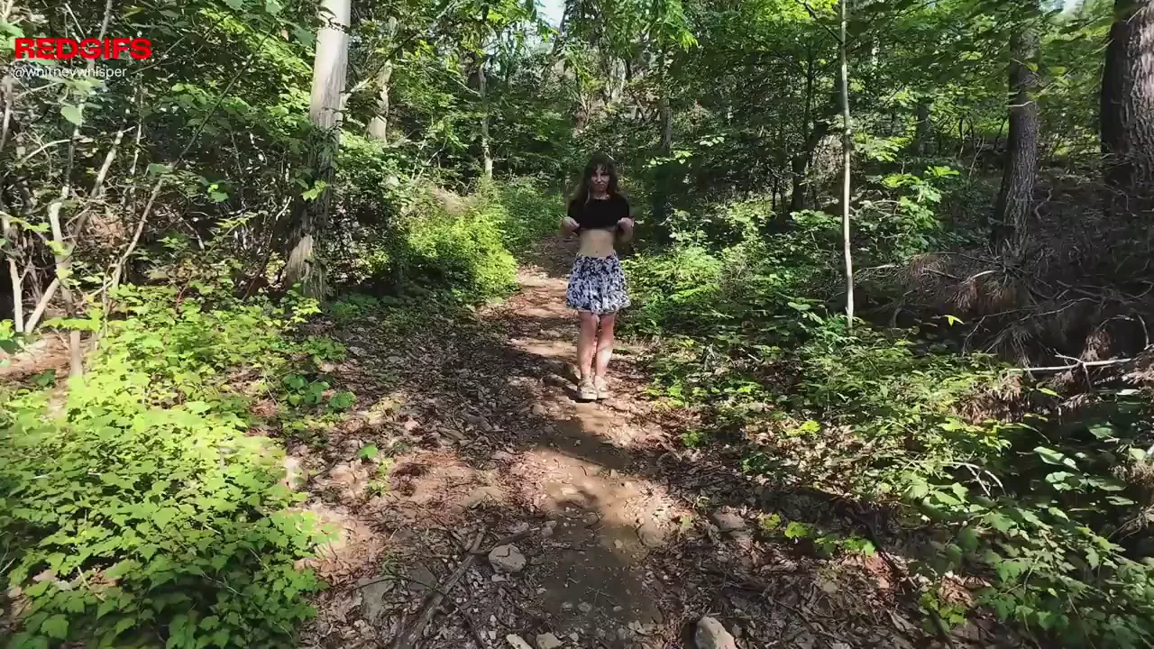 Trail Slut Flashes Juicy Tits & Phat Booty on Hike 😈🌿🍑
