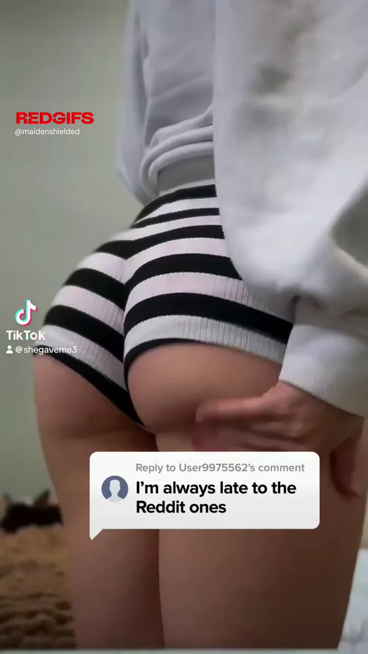Oopsie, Tits Out & Pussy Flash! 😏🍑🔥