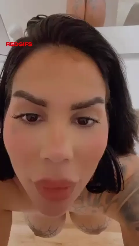 Bimbo Slut Flaunts Her Juicy Fat Ass