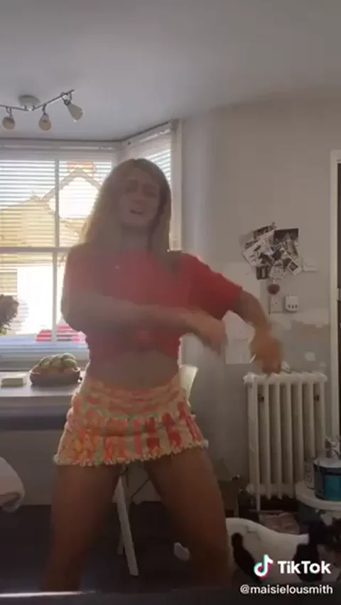Maisie Smith Twerks Her Juicy Celeb Ass in Tiny Skirt