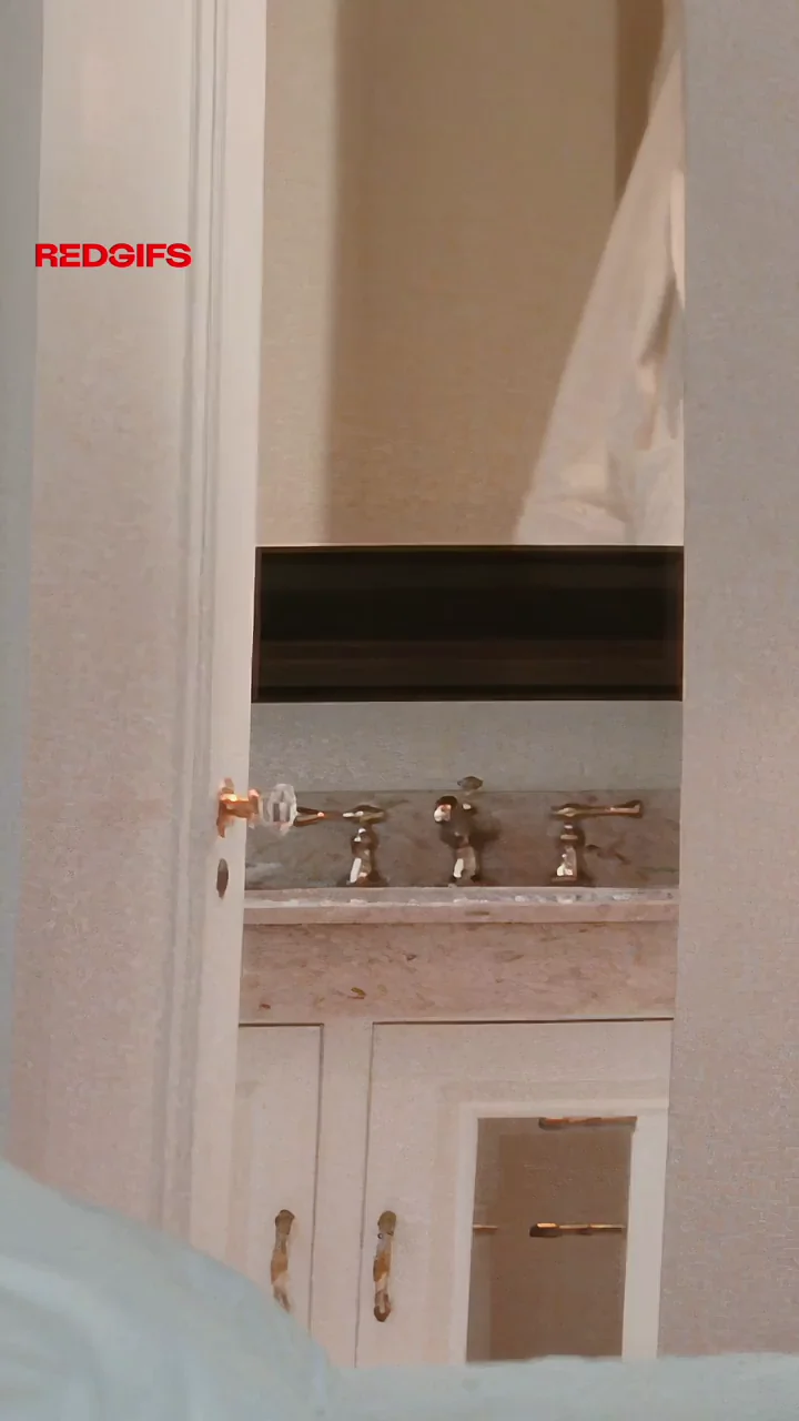 Amanda Seyfried's Juicy Nude Ass in Bathroom Mirror Tease
