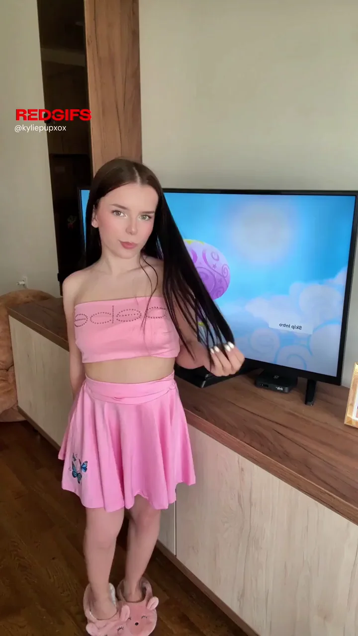 Daddy's Petite Little Girl in Pink Teases Her Juicy Booty